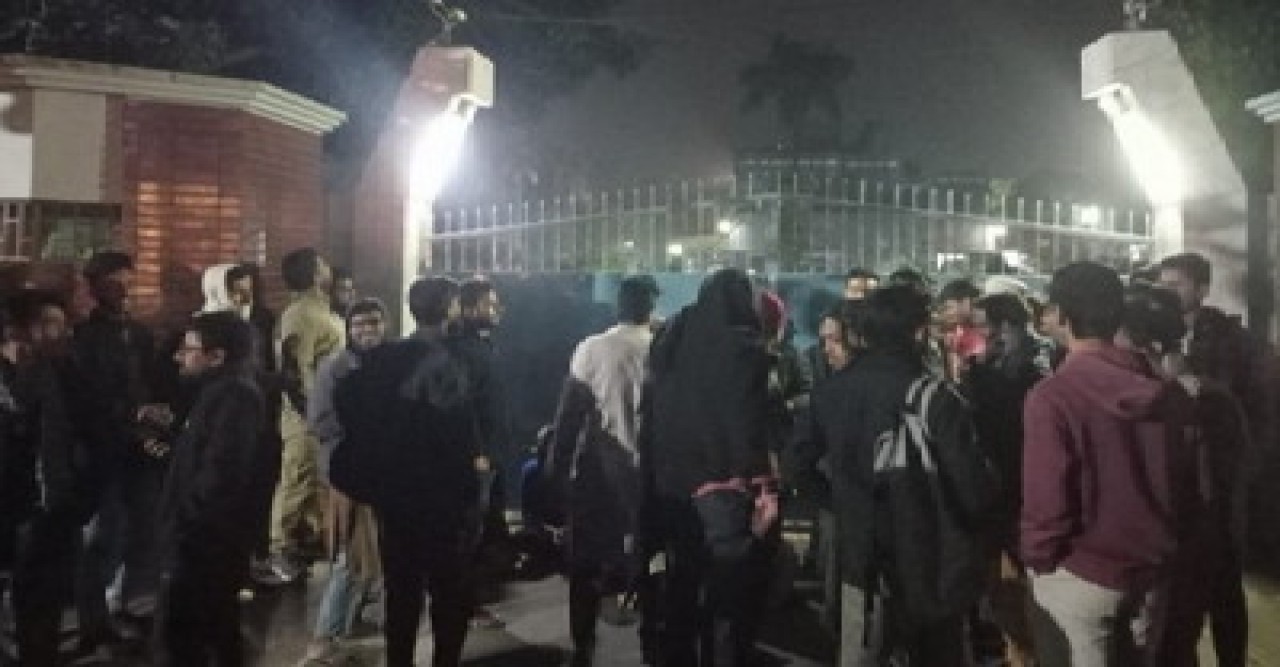 রাবি রেজিস্ট্রারের অপসারণ দাবিতে উপাচার্যের বাসভবনের সামনে অবস্থান কর্মসূচি