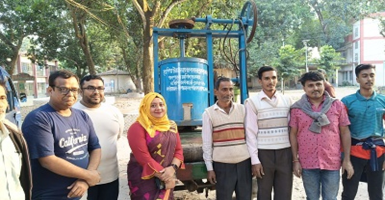 মান্দার কুমার পল্লীতে মৃৎশিল্প উন্নয়নে দুইটি মাটি মিক্সার মেশিন বিতরণ