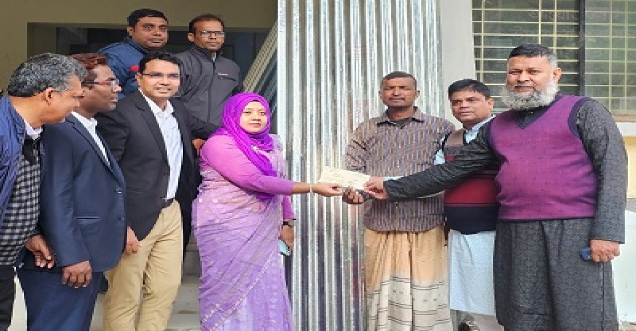 মান্দায় অগ্নিকাণ্ডের ক্ষতিগ্রস্ত পরিবারের মাঝে ঢেউটিন ও নগদ অর্থ বিতরণ