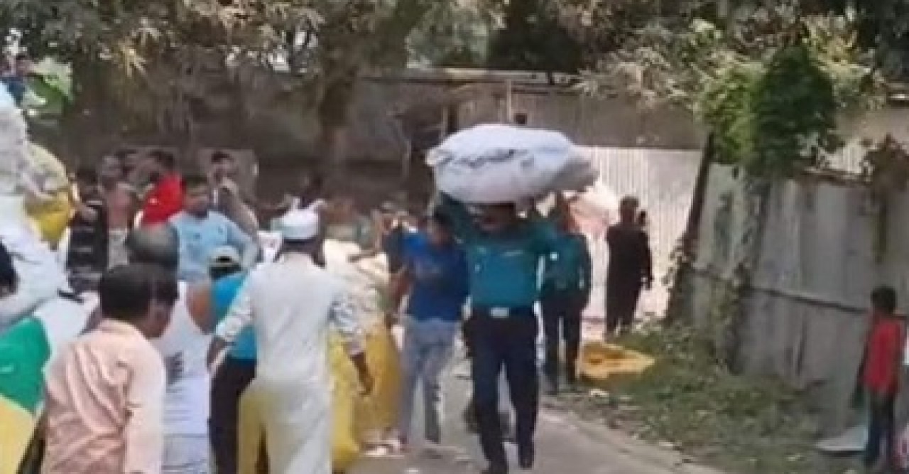 আগুনে ঝাঁপ দিয়ে বস্তা মাথায় নিয়ে ওসি ভাইরাল