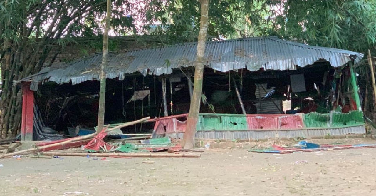 রাজশাহীতে খানকা ভাঙচুর করলেন ‘ক্ষুব্ধ জনতা’, দাঁড়িয়ে দেখলেন ওসি