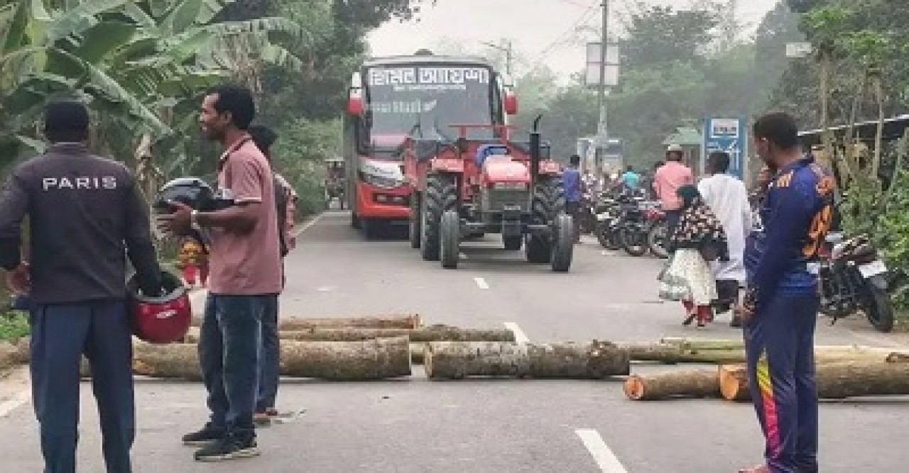 জামালপুরে তেল না পেয়ে মোটরসাইকেল চালকদের রাস্তা অবরোধ