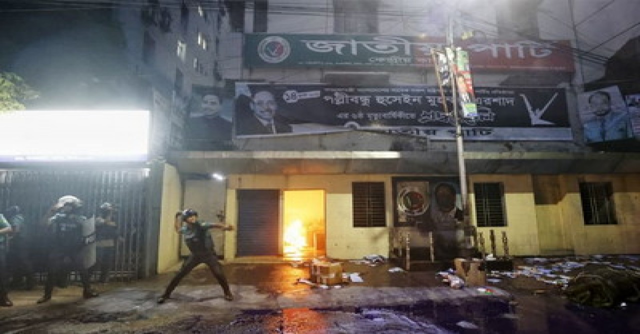 সন্ধ্যায় জাতীয় পার্টির কেন্দ্রীয় কার্যালয়ে হামলা, অগ্নিসংযোগ