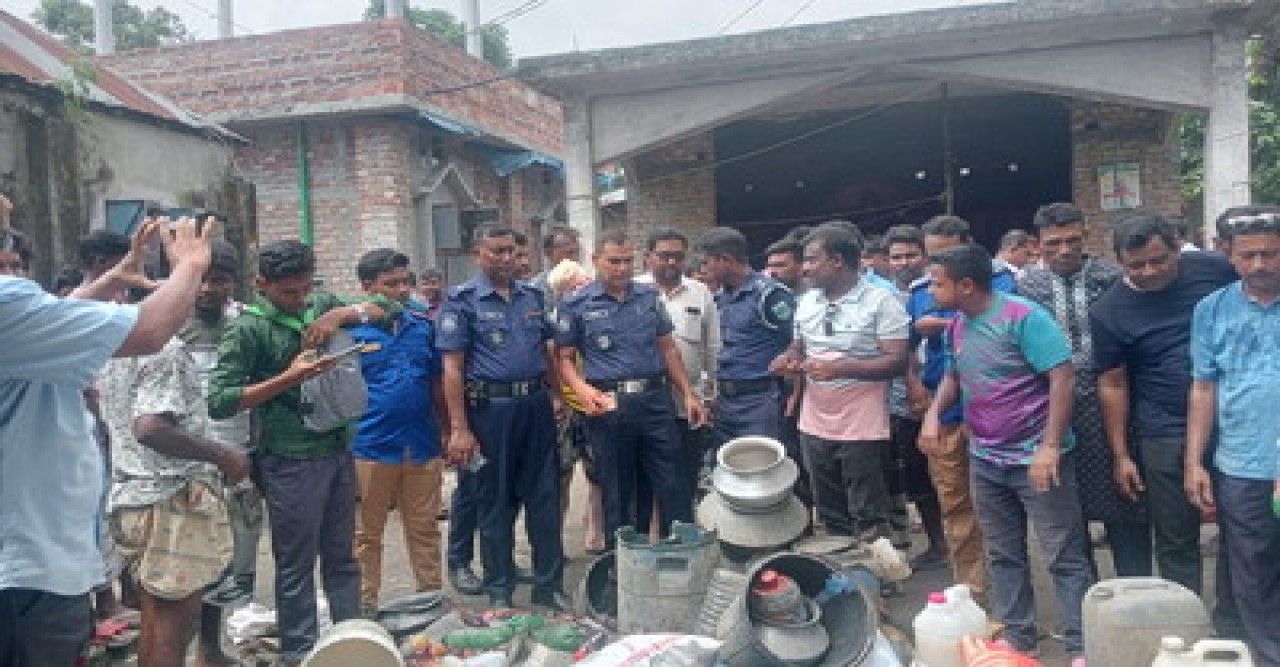 মান্দায় মাদকবিরোধী অভিযানে চোলাই মদ তৈরির সরঞ্জাম উদ্ধার ও ধ্বংস