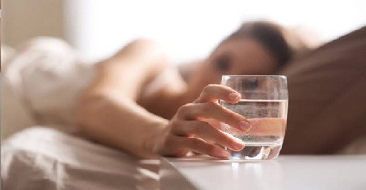 সকালে খালি পেটে পানি খাওয়া কি সত্যিই ভালো?