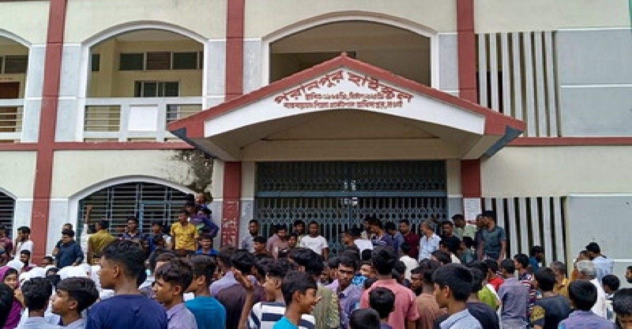 মান্দায় শিক্ষার্থীদের তোপের মুখে প্রধান শিক্ষকের পদত্যাগ