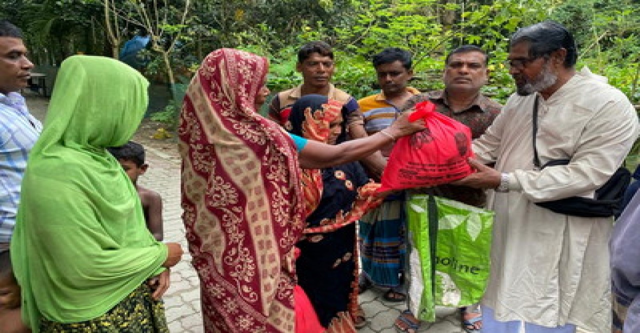 বাঘায় প্রবাসী মিঠুর মানবিক সহায়তার খাদ্য সামগ্রী বিতরণ