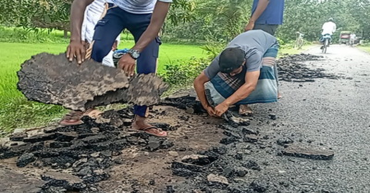 চাঁপাইনবাবগঞ্জে সড়ক সংস্কারে অনিয়মের অভিযোগ