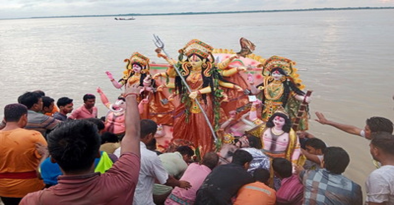 মায়ের আশীর্বাদ নিতে মন্দিরে ভক্তদের ভিড়, র্বিসজন শেষে নামে প্রাপ্তির অশ্রুধারা