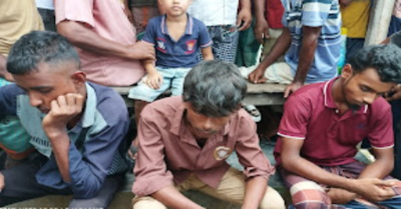 বাঘায় চোরাই পণ্য বিক্রির সময় আটক