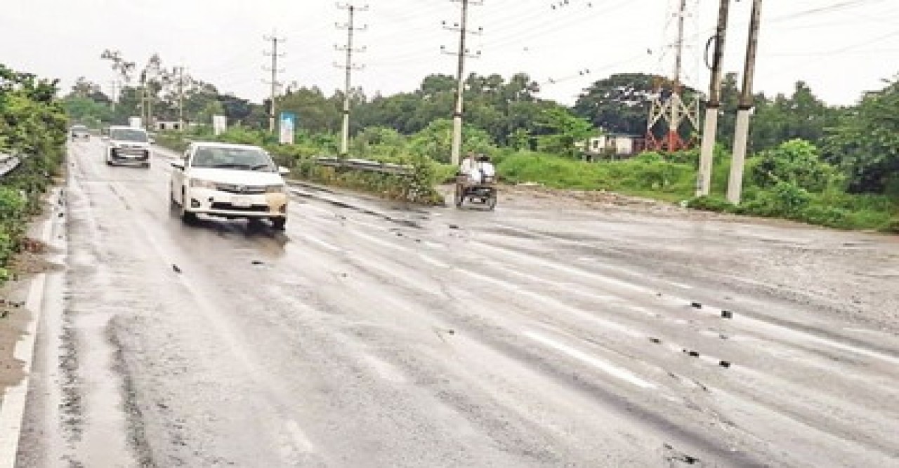 খানাখন্দ দেবে গেছে ৫ কিলোমিটার