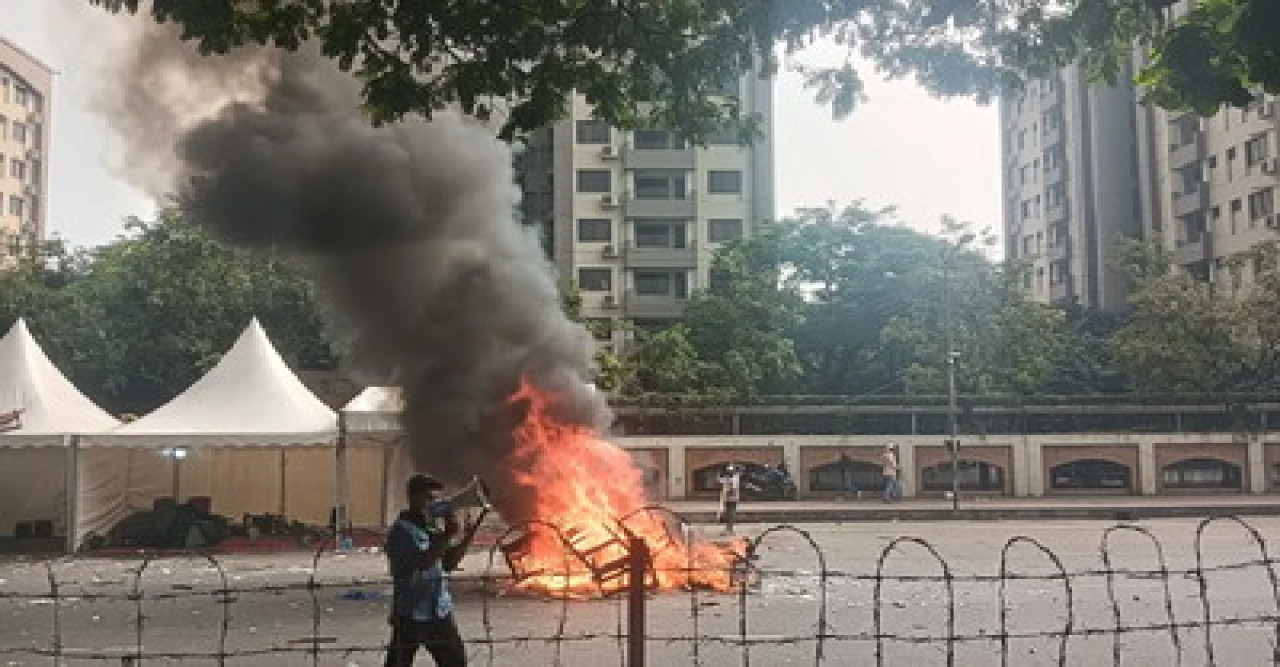জুলাই যোদ্ধাদের সঙ্গে পুলিশের সংঘর্ষ, সাউন্ড গ্রেনেড নিক্ষেপ