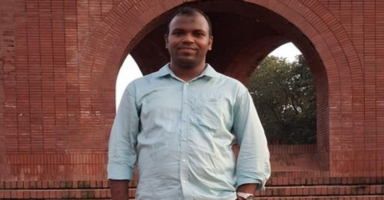 “মাছের আড়তের শ্রমিক বাবার ছেলে এখন ম্যাজিস্ট্রেট, গর্বে ভাসছে পুঠিয়া”