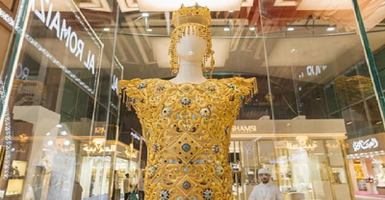 গিনেস ওয়ার্ল্ড রেকর্ডসে স্থান পেয়েছে স্বর্ণের ‘দুবাই ড্রেস’