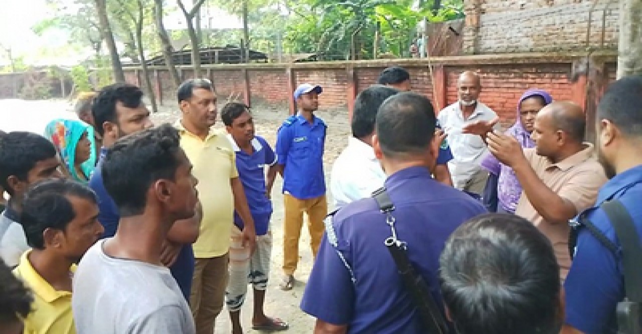 তানোরে খাদ্য গুদামের বস্তায় চাল কম জানতে চাওয়ায় ইউপি চেয়ারম্যান কে লাঞ্ছিত