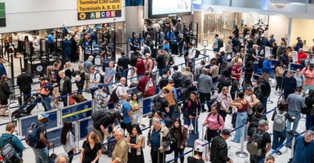 শাটডাউনে বিপর্যস্ত যুক্তরাষ্ট্র, একদিনে বাতিল ১৪০০ ফ্লাইট