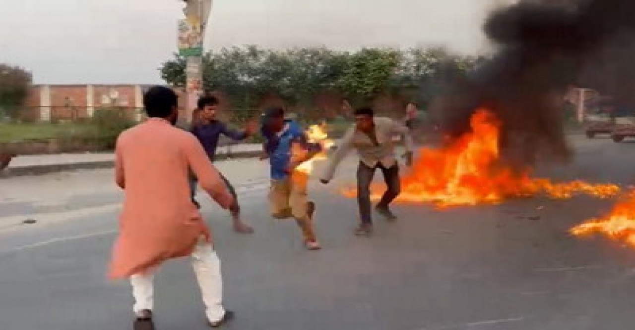 রাজশাহীতে সড়কে টায়ায় জ্বালিয়ে বিক্ষোভের সময় নিজের শরীরে আগুন