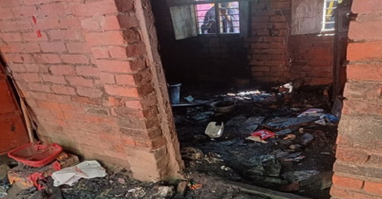 মান্দায় বৈদ্যুতিক শর্ট সার্কিটে বাড়ি পুড়ে ছাই- ক্ষয়ক্ষতি প্রায় ১৮ লাখ