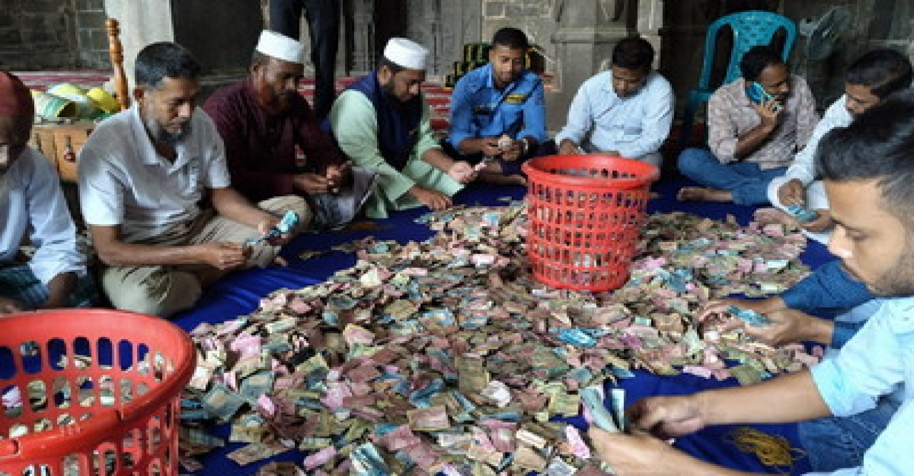 ঐতিহাসিক কুসুম্বা শাহী মসজিদের দান বাক্সে মিলল প্রায় ৯ লক্ষ টাকা ও স্বর্ণ