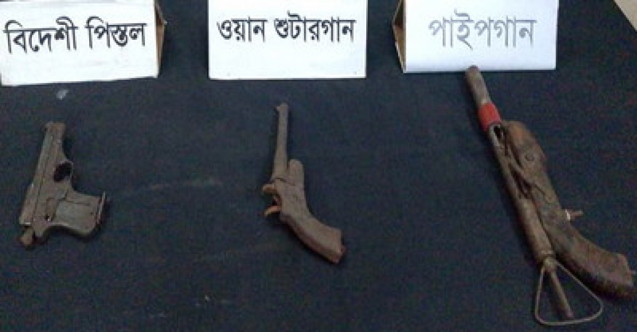 বাঘায় বিদেশী পিস্তল, পাইপগান ও দেশীয় অস্ত্র উদ্ধার