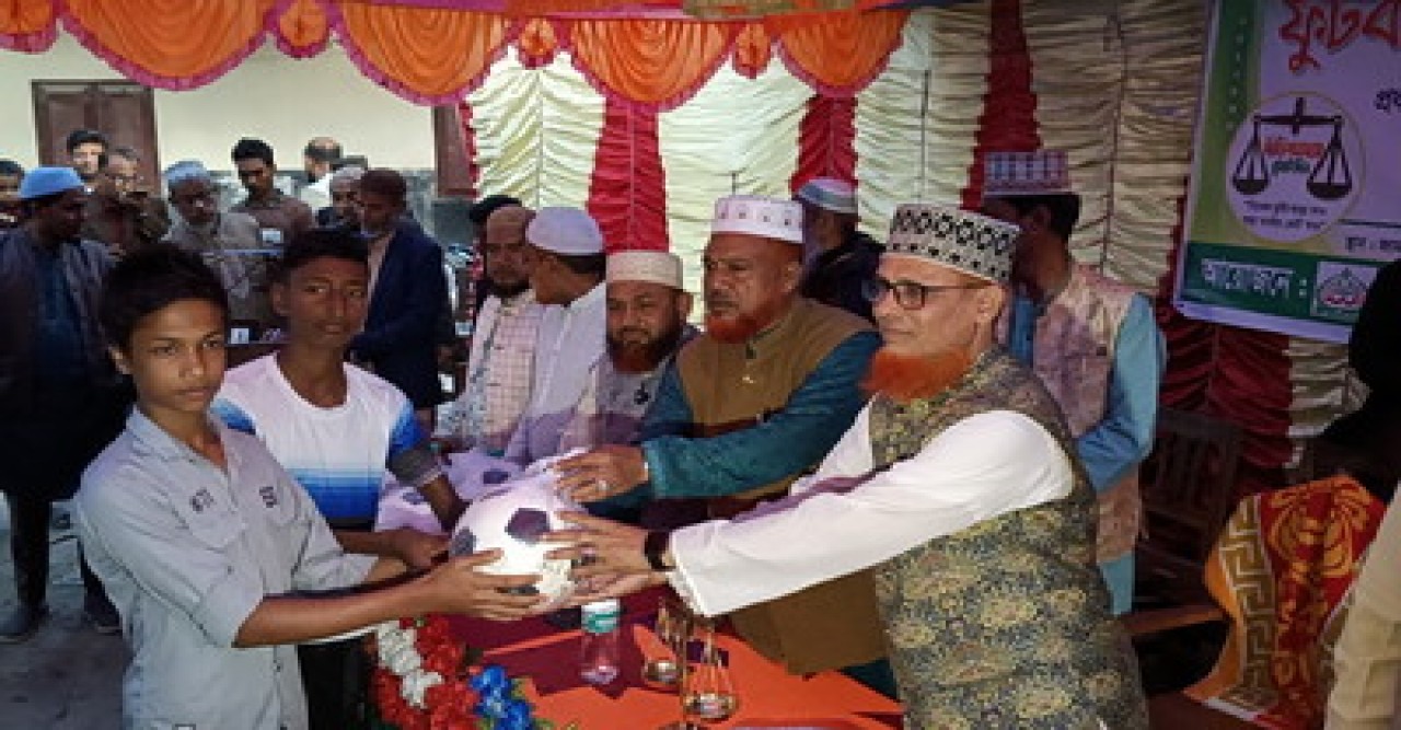 মান্দায় জামায়াতের এমপি প্রার্থী খন্দকার আব্দুর রাকিবের উদ্যোগে ফুটবল বিতরণ