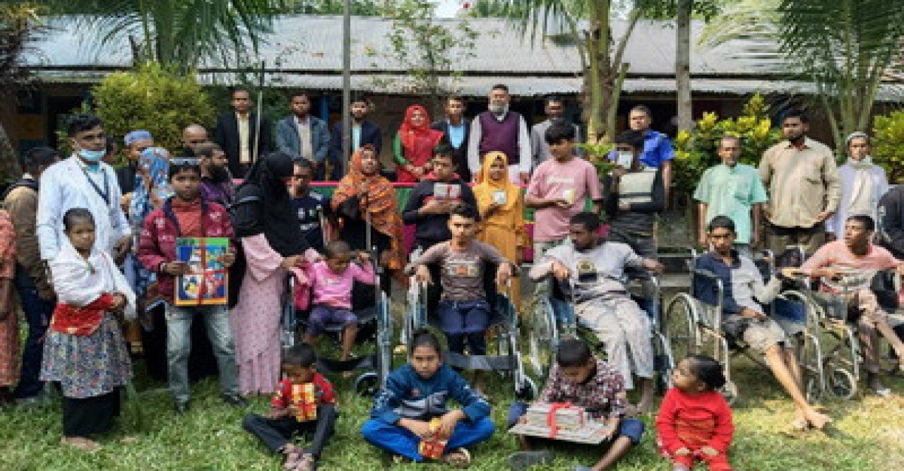 মান্দায় বুদ্ধি ও শারীরিক প্রতিবন্ধী শিক্ষার্থীদের মাঝে উপকরণ বিতরণ