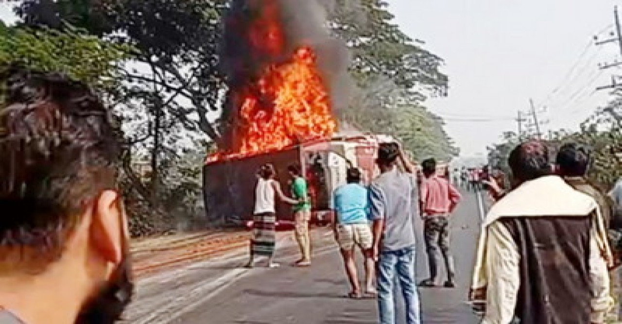 কুমিল্লায় বাস-মোটরসাইকেল-অটোরিকশা সংঘর্ষে আগুন, শিশুসহ চারজনের মৃত্যু