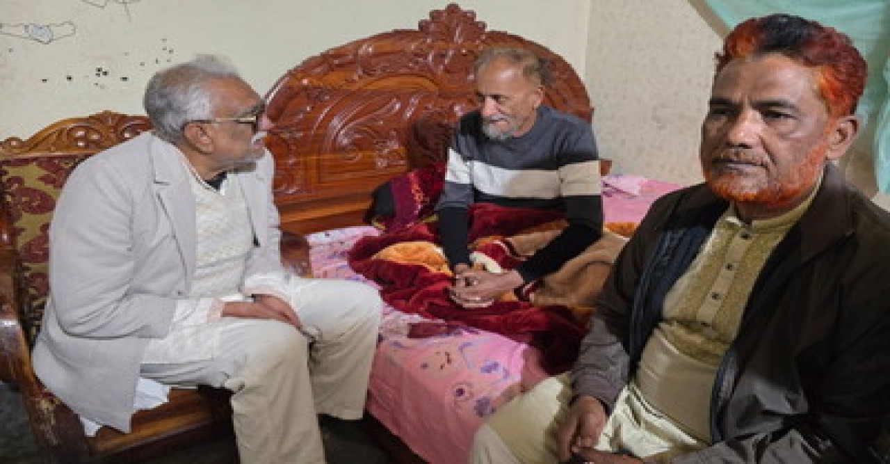 বাঘার বিএনপির প্রবীণ নেতা ও সিনিয়র সাংবাদিক অসুস্থ খোঁজ নিলেন চাঁদ