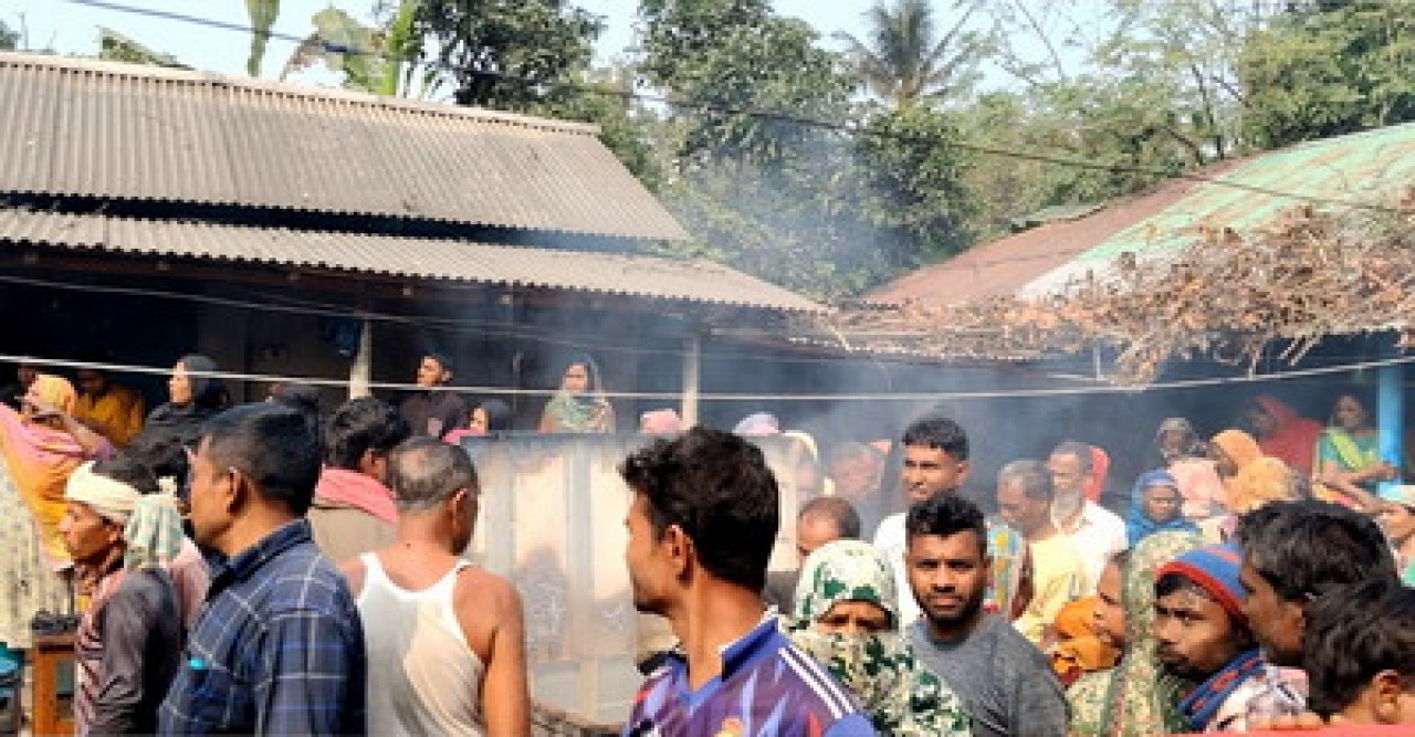 বাঘায় ঘর-নগদ টাকা-আসবাবপত্র পুড়ে ৮ লাখ টাকার ক্ষতি