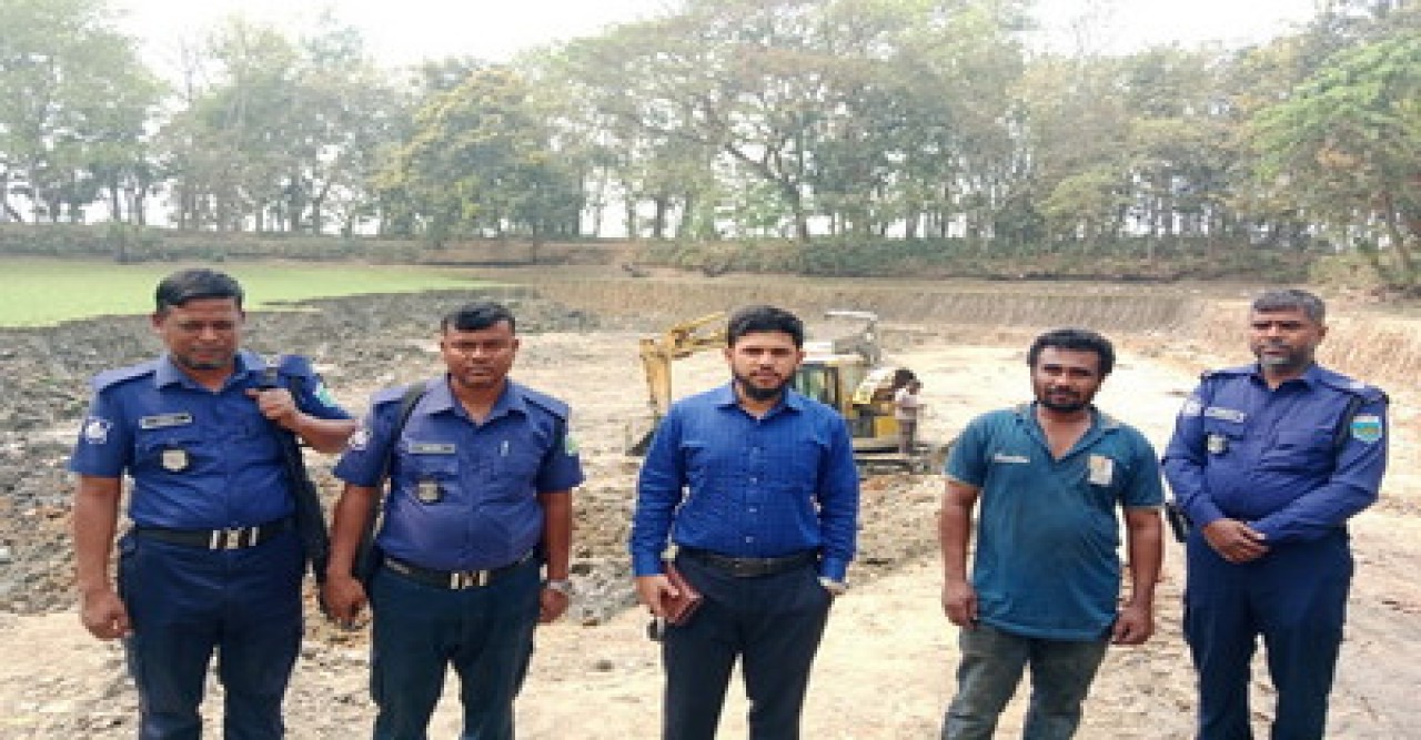 মান্দায় অবৈধভাবে মাটি কর্তন ও বিক্রিয় মোবাইল কোর্টে জরিমানা ৫০ হাজার
