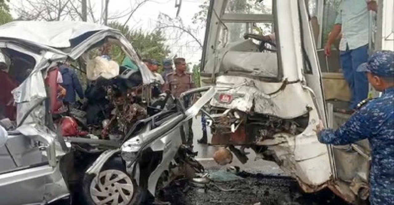 রামপালে নৌবাহিনীর বাসের সঙ্গে মাইক্রোবাসের সংঘর্ষ, ২ শিশুসহ নিহত ১২