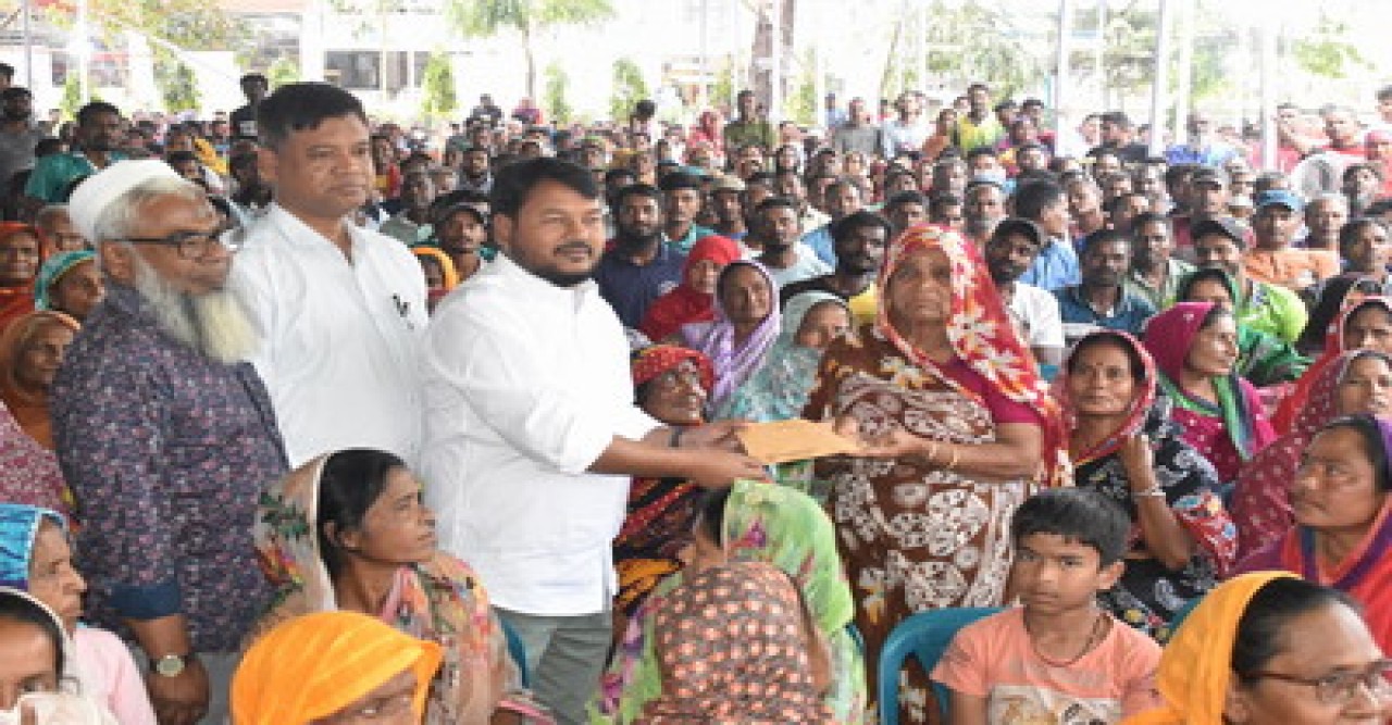 রাসিকের ১২৩৭ জন পরিচ্ছন্নকর্মী পেলেন প্রধানমন্ত্রী তারেক রহমানের ঈদ উপহার