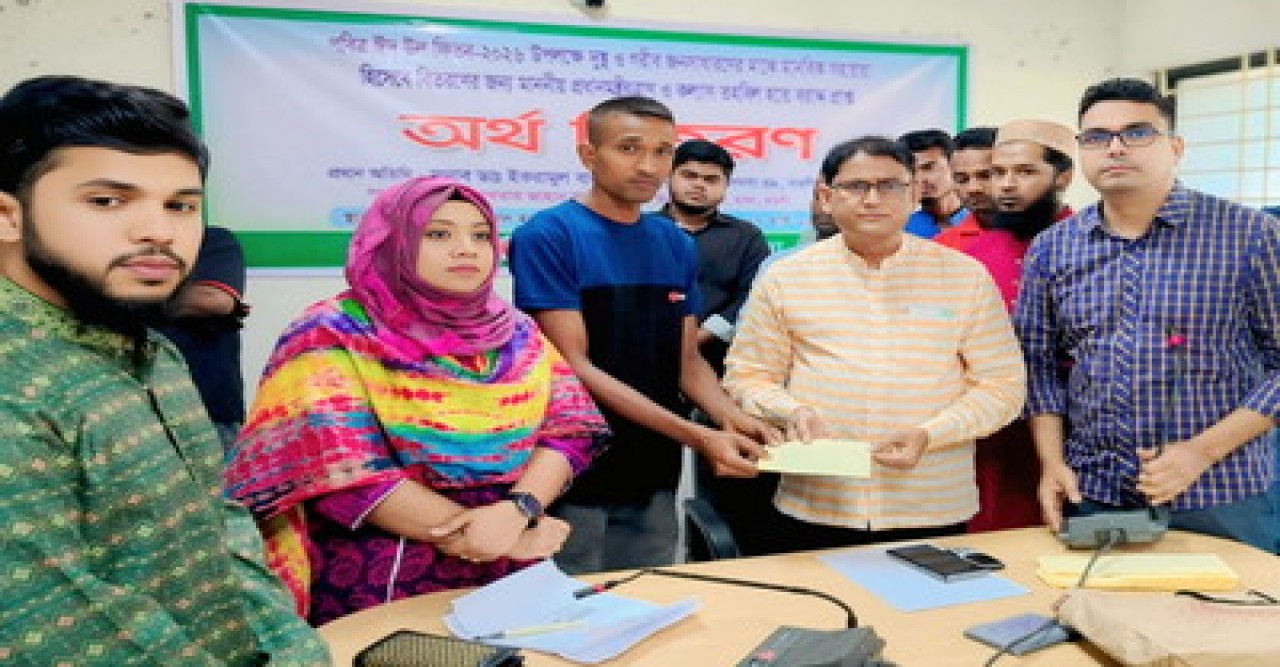 মান্দায় দুস্থ মানুষের মধ্যে প্রধানমন্ত্রীর ত্রাণ ও কল্যাণ তহবিল হতে অর্থ বিতরণ
