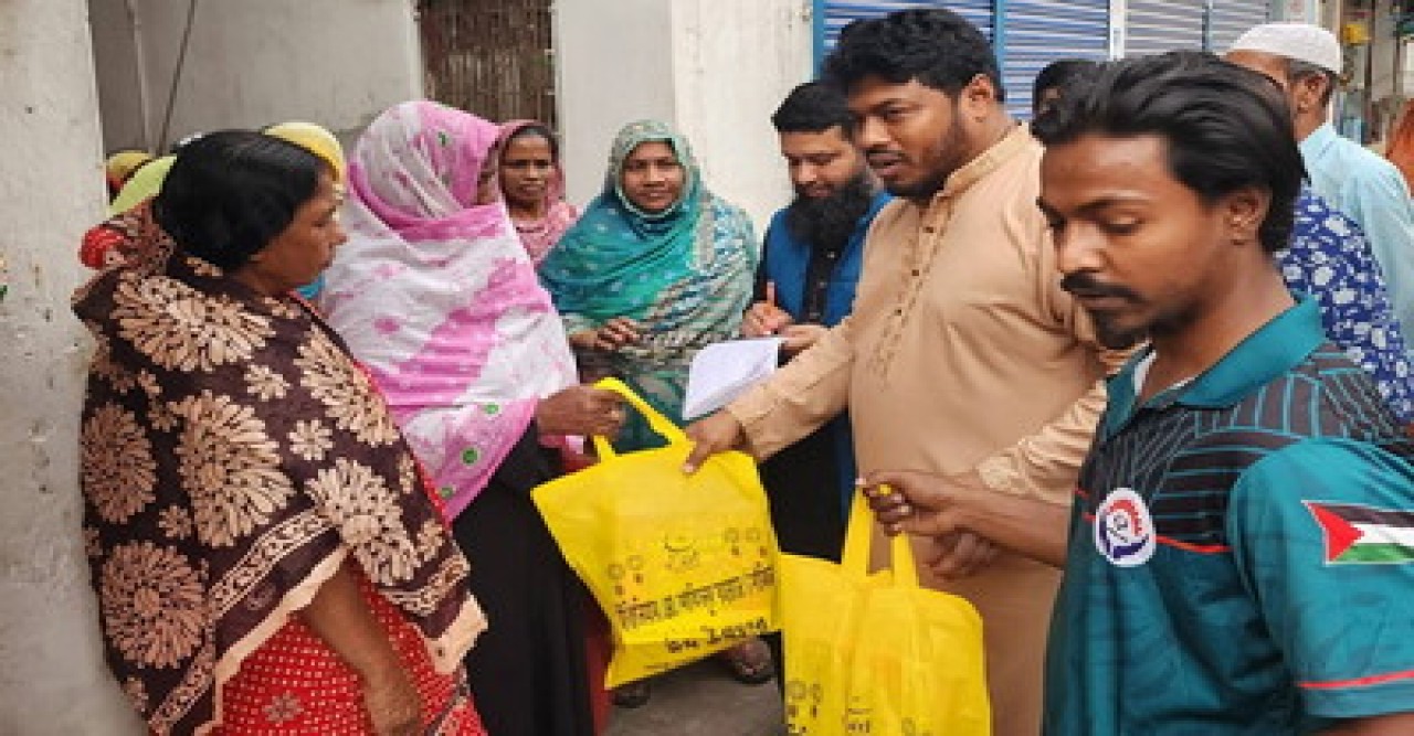 ঈদ উপলক্ষে বাড়ি বাড়ি গিয়ে উপহার সামগ্রী বিতরণ করলেন জামায়াত নেতা শাকিল