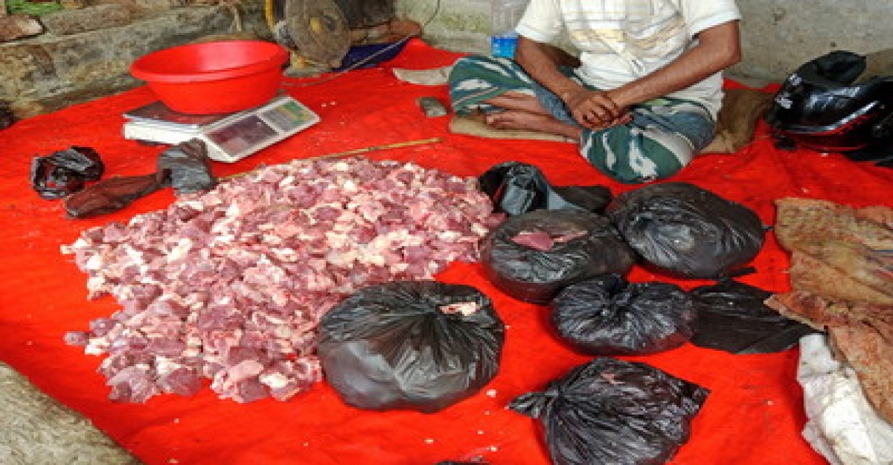 মান্দায় গরুর মাংসের দোকানে ৫ হাজার টাকা জরিমানা