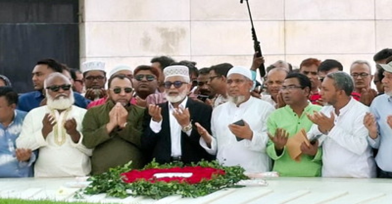 শহীদ জিয়াউর রহমান ও খালেদা জিয়ার সমাধিতে রাজশাহী জেলা পরিষদের প্রশাসকের শ্রদ্ধা