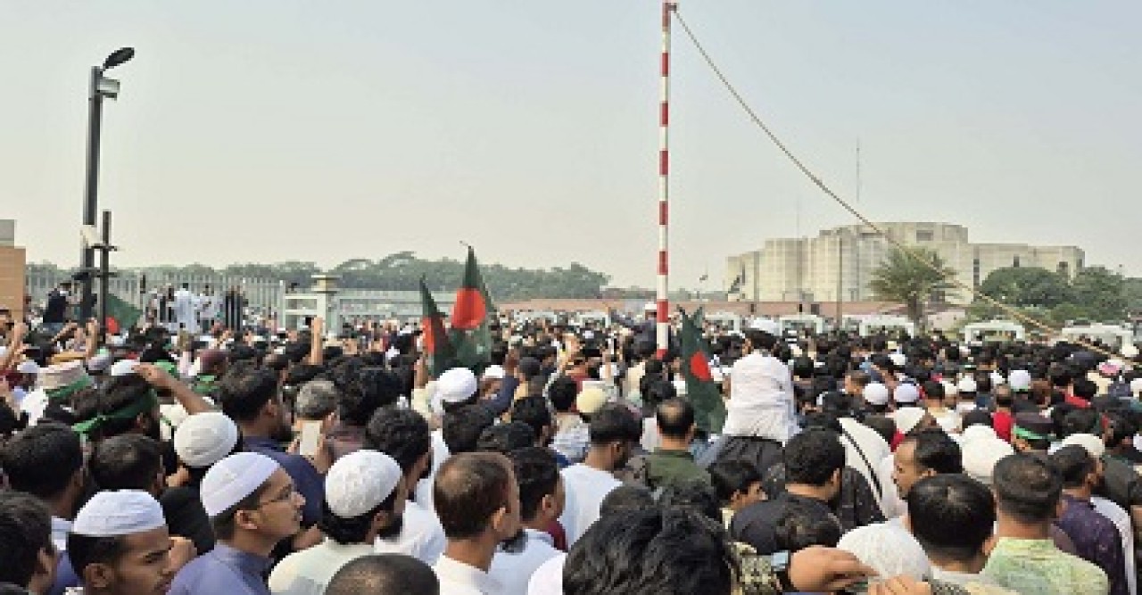 শহীদ হাদির জানাজায় অংশ নিতে সংসদ ভবনের দক্ষিণ প্লাজা লাখো মানুষের ঢল