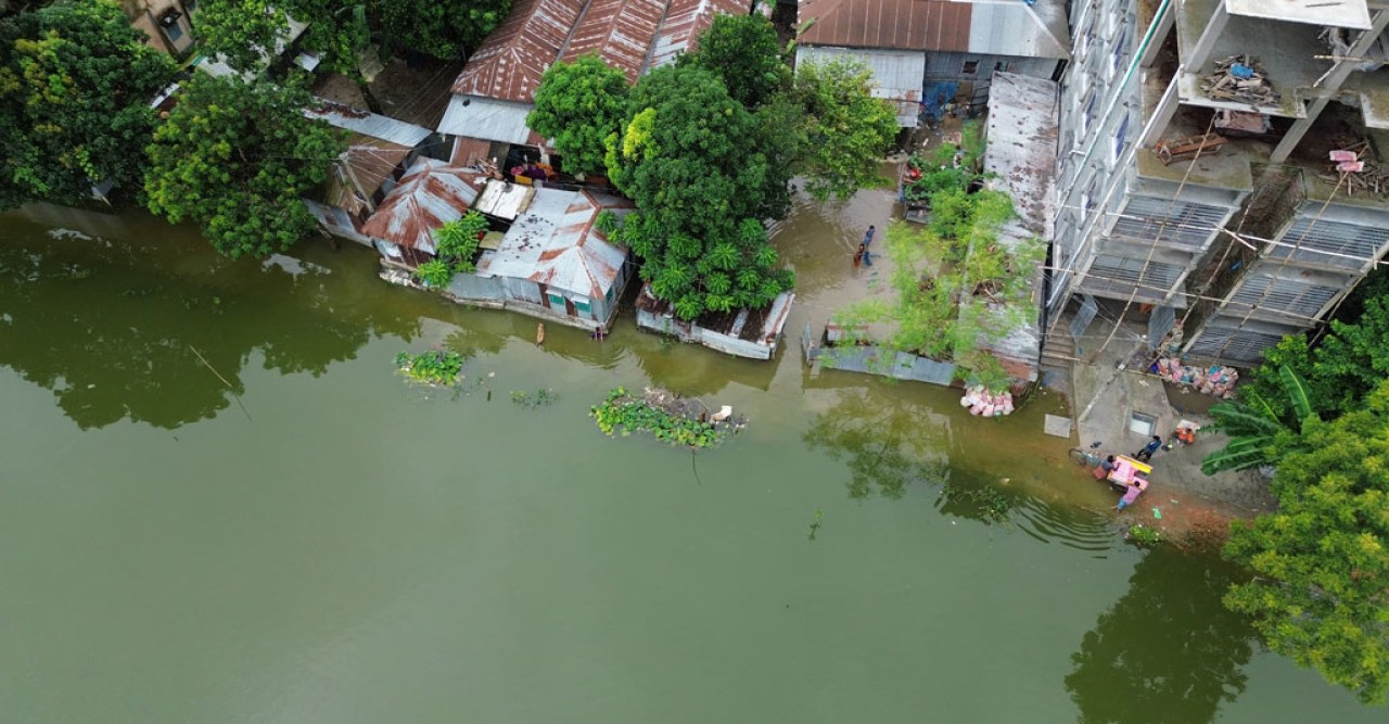 তাড়াশ পৌর শহরে বৃষ্টিতে জলাবদ্ধতা, ভোগান্তিতে হাজারো মানুষ