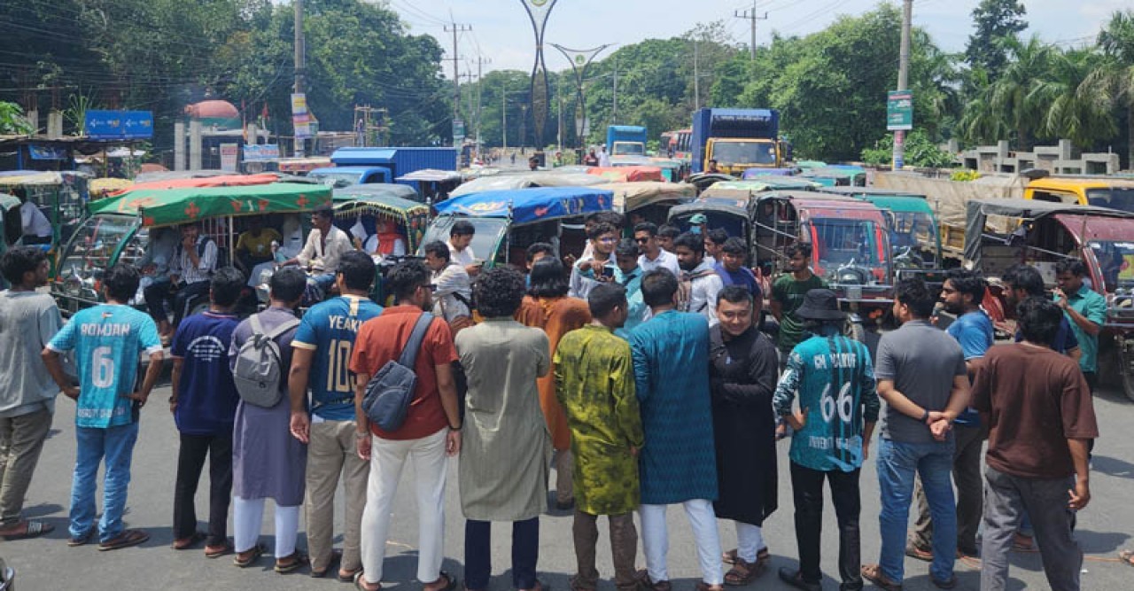নুরের ওপর হামলার প্রতিবাদে মহাসড়ক অবরোধ রাবি শিক্ষার্থীদের