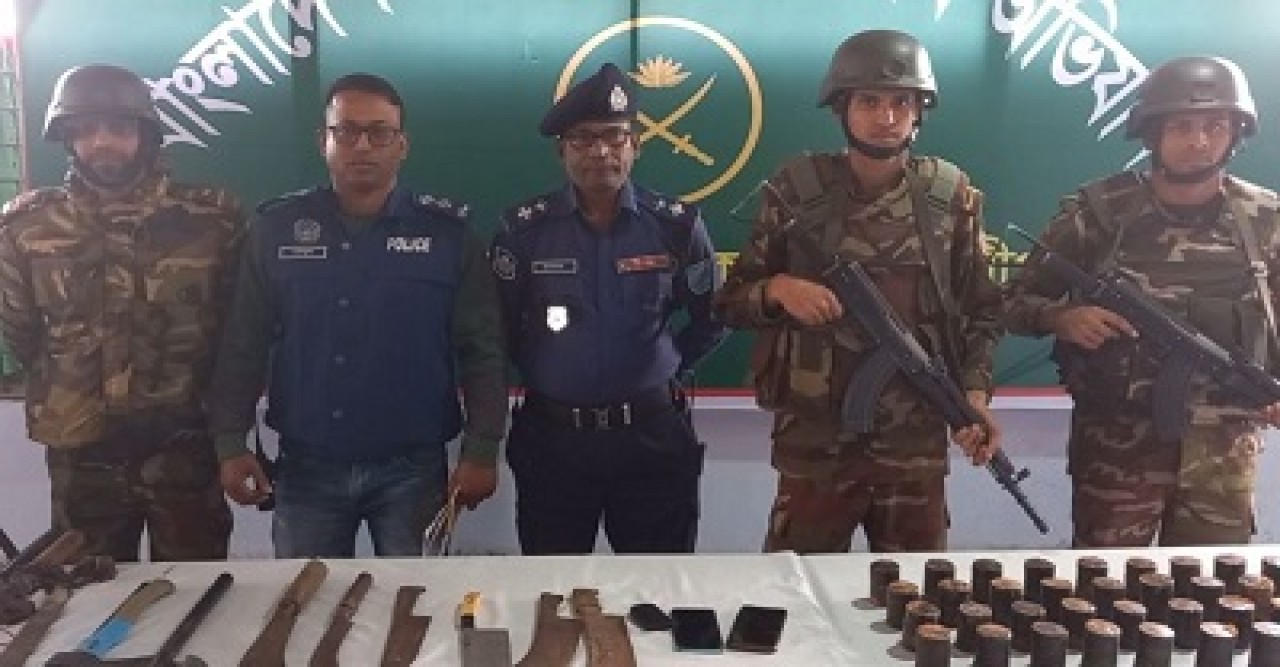 ককটেল রামদা চাপাতিসহ বিপুল পরিমাণ দেশীয় অস্ত্র উদ্ধার