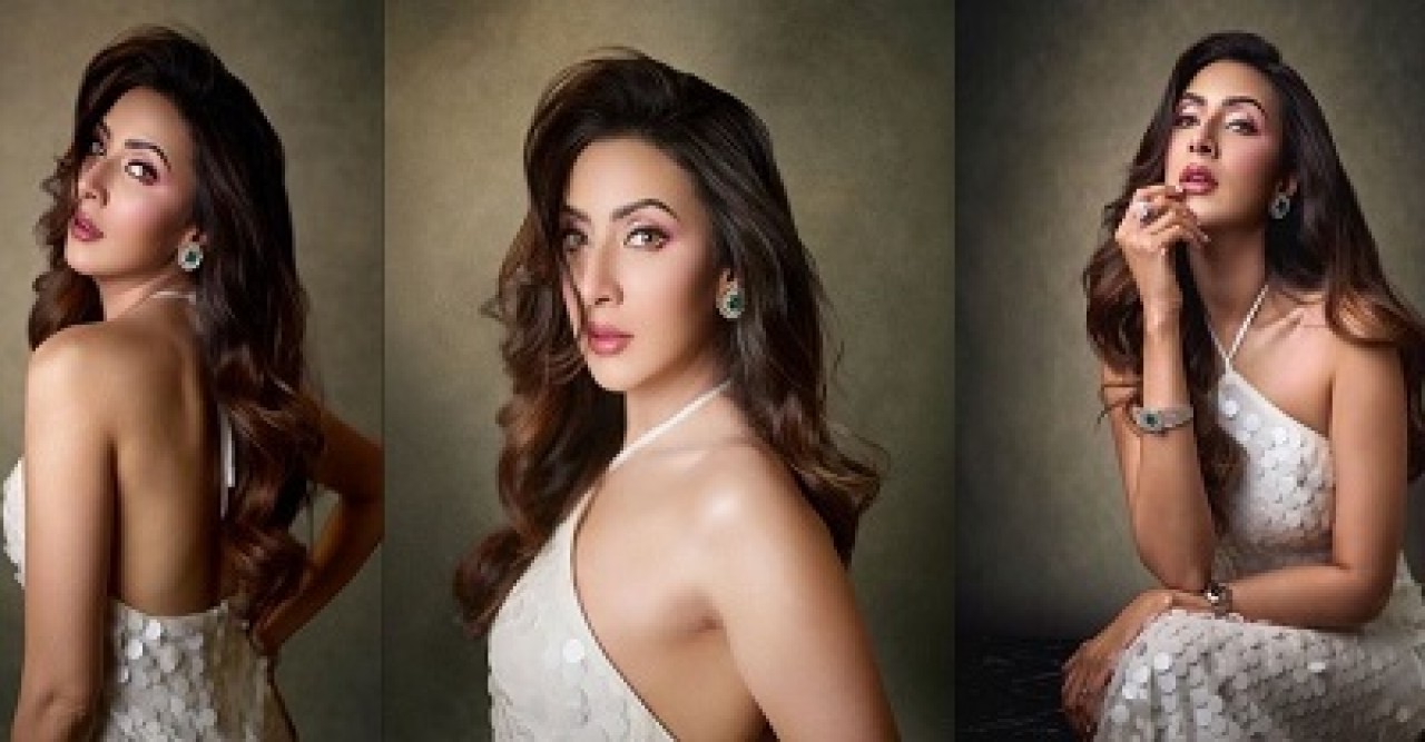 স্লিভলেস গাউনে এক আবেদনময়ী রূপে ধরা দিলেন মিম