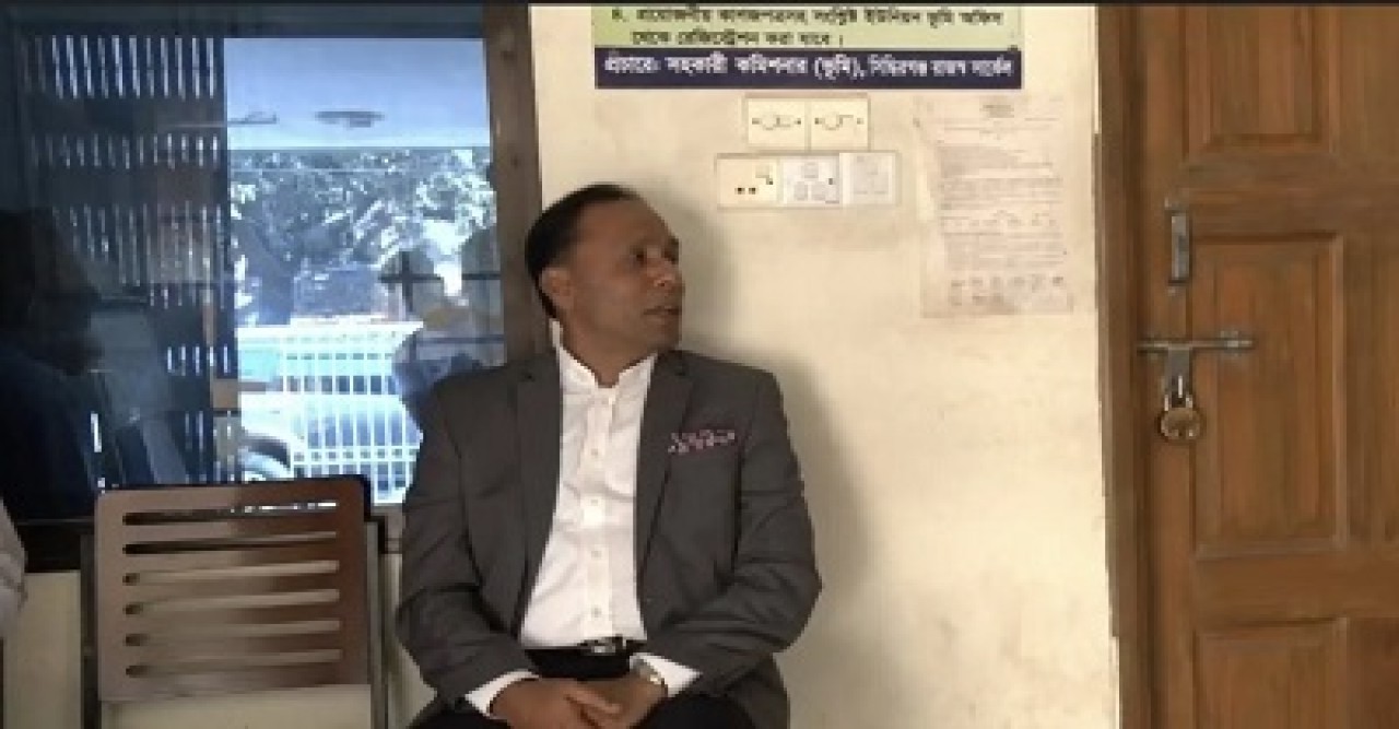 ভূমি অফিসে গিয়ে প্রতিমন্ত্রী দেখলেন কর্মকর্তারা কেউ আসেননি