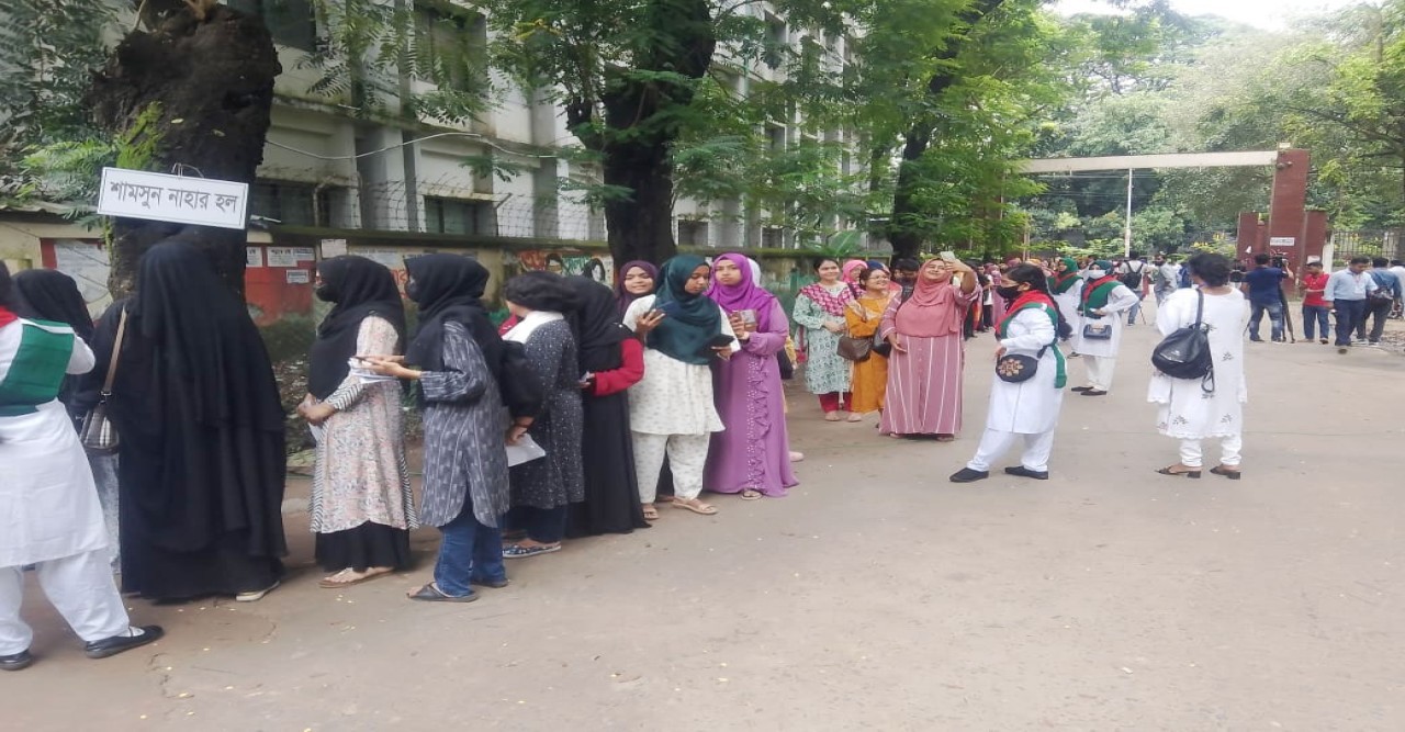 ডাকসু নির্বাচনে ভোটারদের দীর্ঘ লাইন,ভোট গ্রহণ চলছে