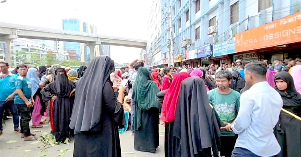 বনানীতে গার্মেন্টস শ্রমিকদের বিক্ষোভ, যান চলাচল বন্ধ