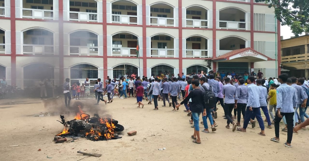 মান্দায় পরানপুর উচ্চ বিদ্যালয়ে প্রধান শিক্ষকের পদত্যাগ দাবিতে বিক্ষোভ-অগ্নিসংযোগ