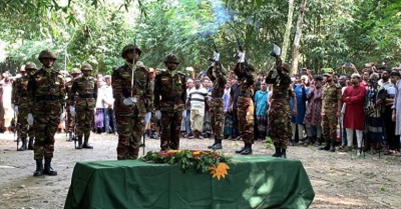 রাজশাহীতে সামরিক মর্যাদায় সেনাসদস্য রিফাতকে দাফন