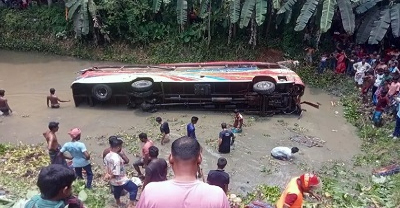 কুষ্টিয়ায় যাত্রীবাহী বাসের সঙ্গে ট্রাকের সংঘর্ষ, নিহত ৪