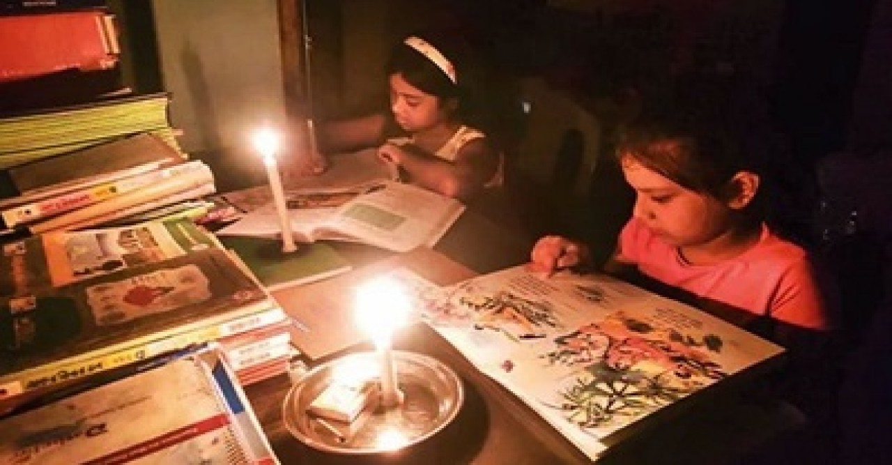 গ্রামে ১০ থেকে ১৫ ঘণ্টা বিদ্যুৎ থাকে না, অতিষ্ঠ মানুষ