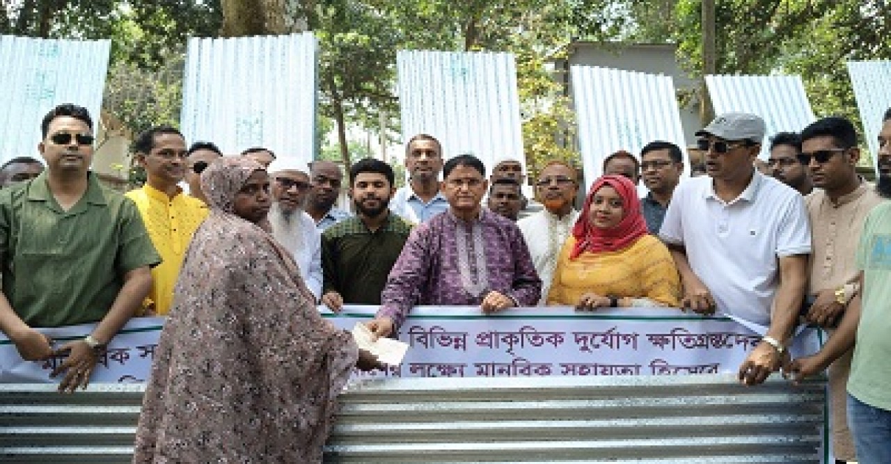 মান্দায় ঘূর্ণিঝড়ে ক্ষতিগ্রস্তদের মাঝে ঢেউটিন ও নগদ অর্থ সহায়তা প্রদান