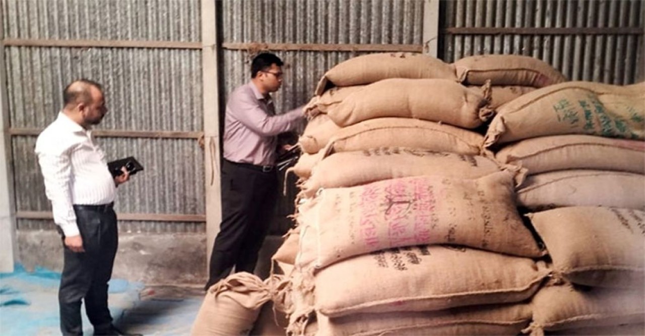 রাজশাহীর গুদামে গুদামে পচা চালের পাহাড়